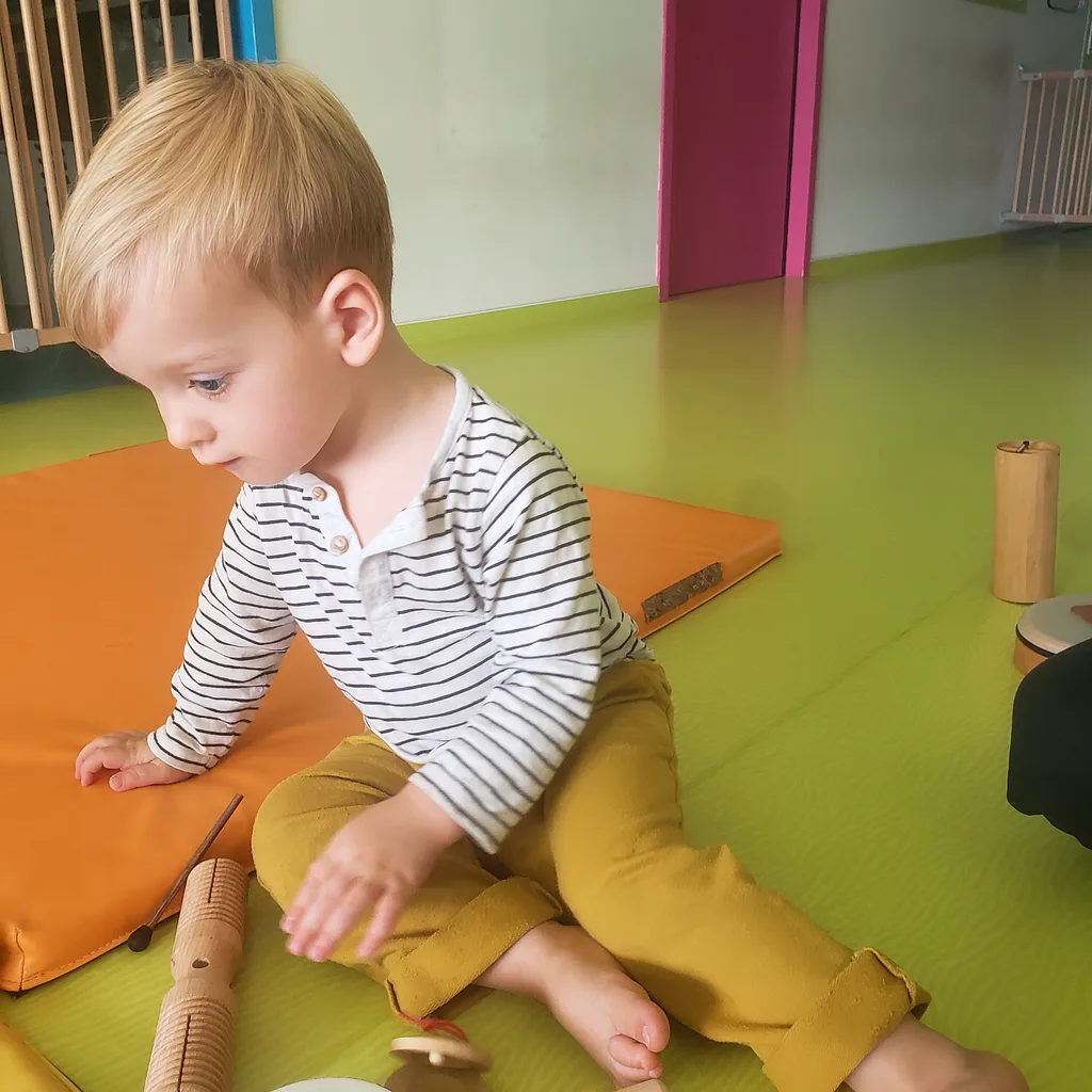 Enfant en découverte musicale