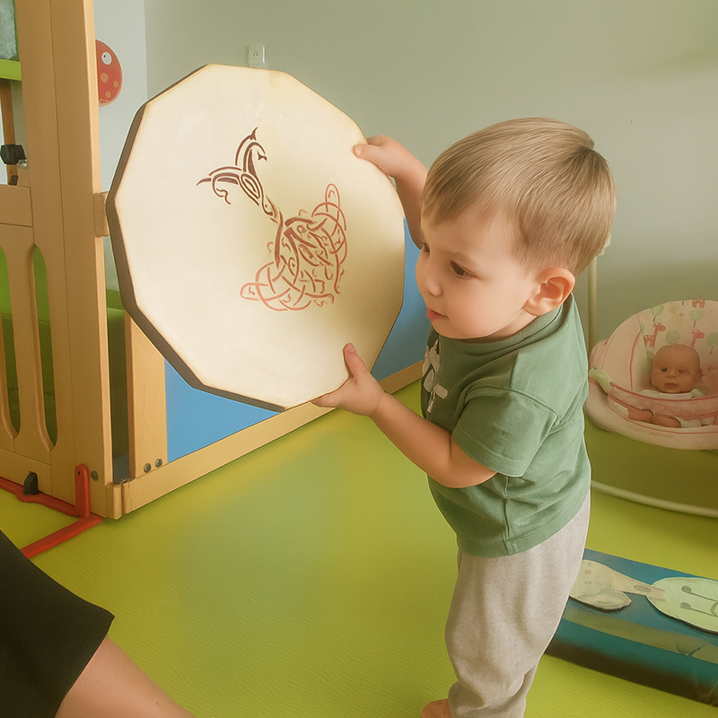 Enfant jouant d'un instrument