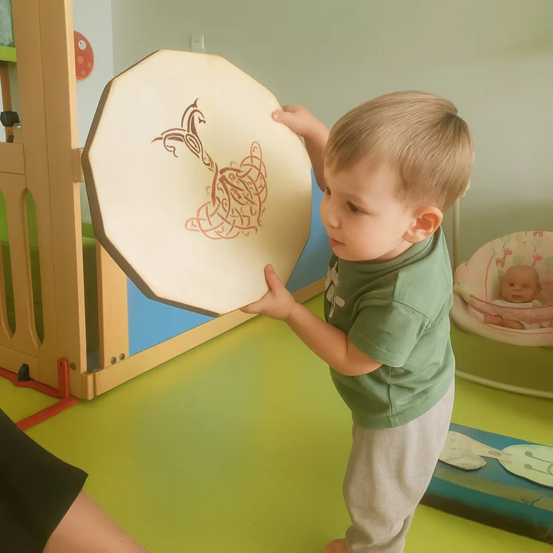 Enfant jouant d'un instrument