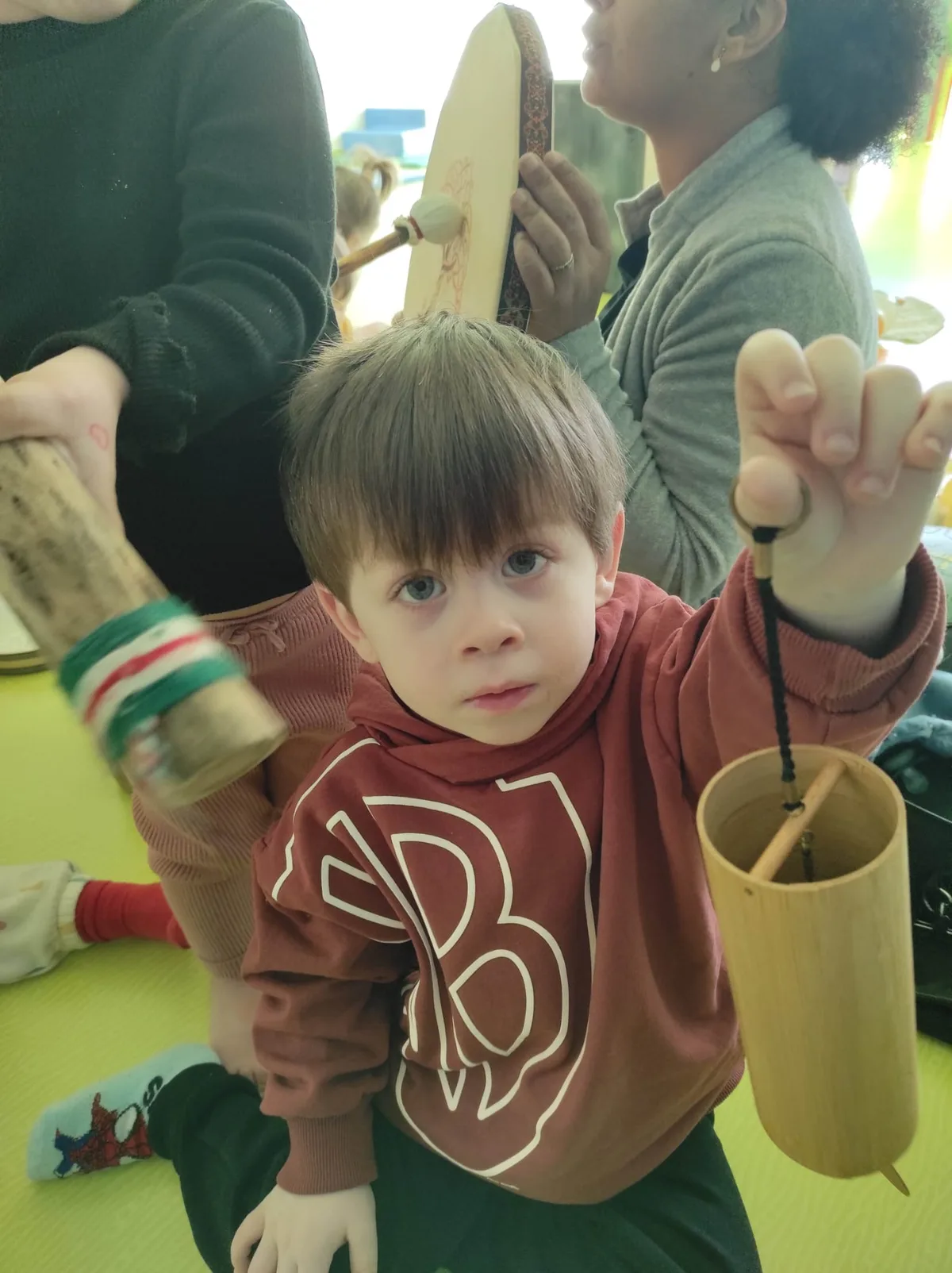 Enfants en atelier d'éveil musical petite enfance